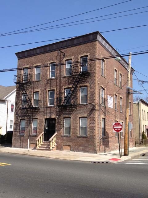 Building Photo - 230 River Dr