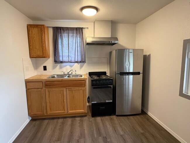 Foto del edificio - Charming 1 Bed Apartment | Hardwood Floors + Near Downtown!
