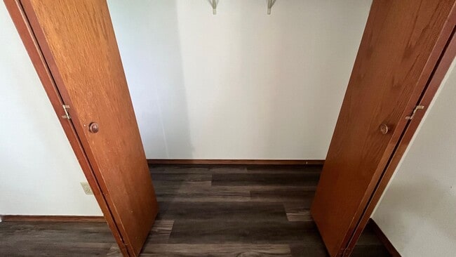 Building Photo - Welcome Home to this charming 2 bedroom, 1 bathroom apartment in Neenah, WI!