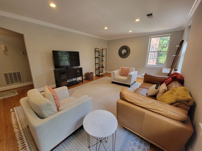 Foto del edificio - Fabulous, Furnished, Spacious 2BR with balcony in Alexandria