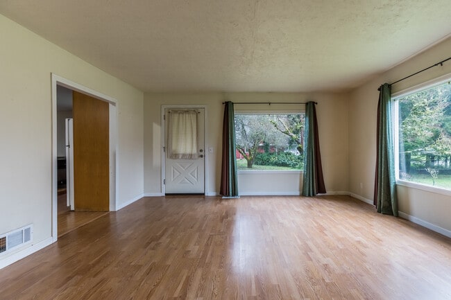 Foto del edificio - 51923 Columbia River Hwy
