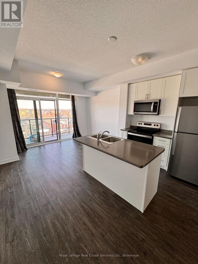 Building Photo - 450 Dundas St E