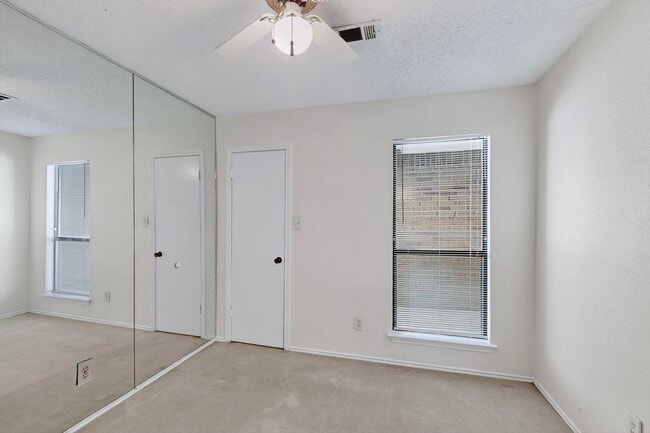 Foto del edificio - Spacious Townhome with Lake Views on a Pri...