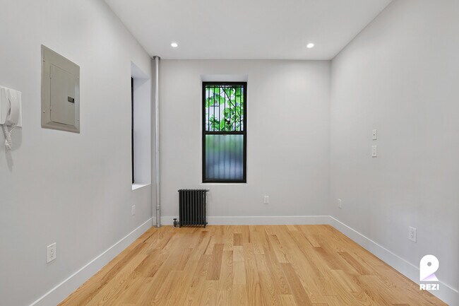 Building Photo - 175 E 105th St