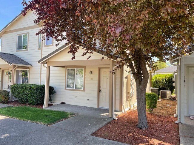 Foto del edificio - Beautiful 2 Bedroom 1.5 Bath Townhome Loca...