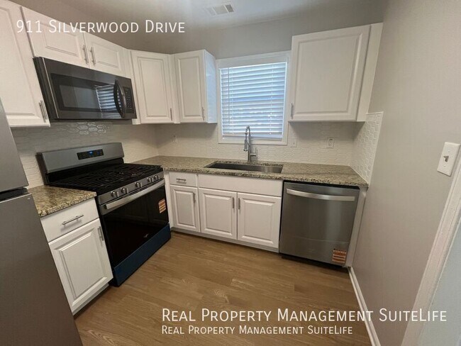 Foto del edificio - 911 Silverwood Dr