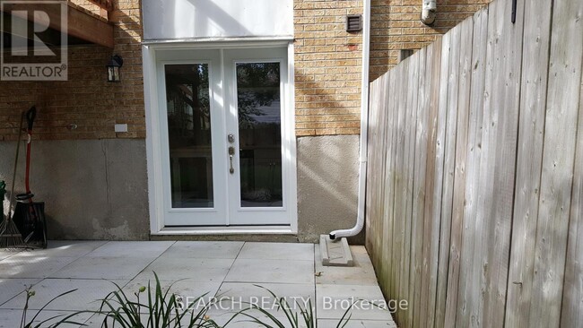 Building Photo - 70 Chaucer Crescent