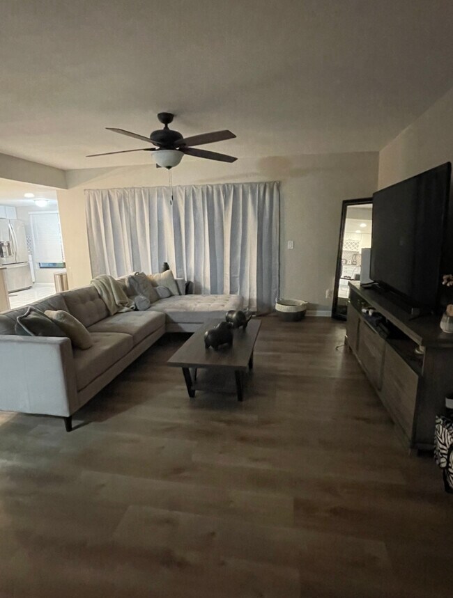 Sala de estar - 4813 Puritan Cir