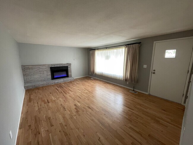 Foto del edificio - 3 bedroom/ 2 bathroom Home  - NOW