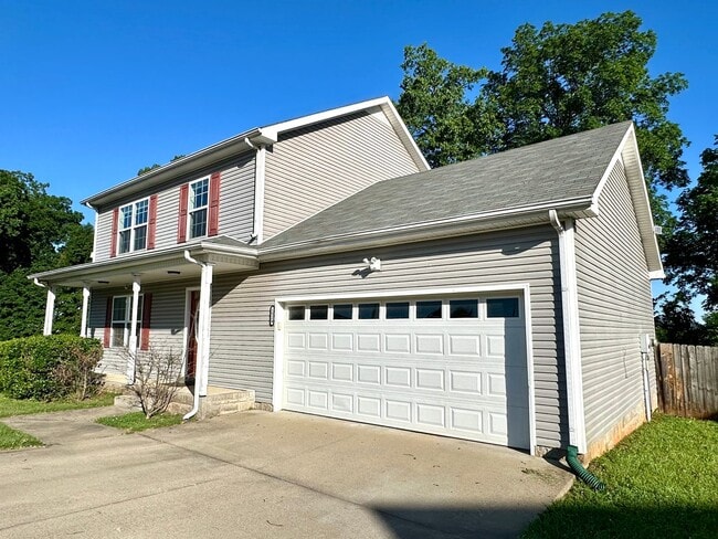 Foto del edificio - Spacious 3-Bedroom Home with Fenced Yard & Garage!