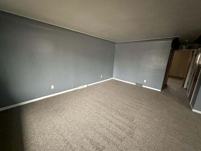Building Photo - 3974 Berkshire Ave