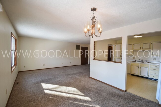 Building Photo - 2 Bedroom 2 Bathroom Condo in West Des Moines
