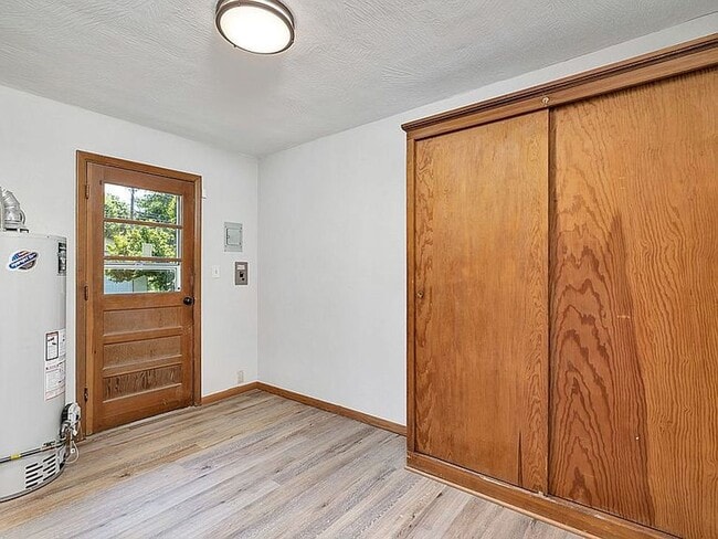 Building Photo - Beautiful 3 bedroom 2 bath charmer… Waitin...