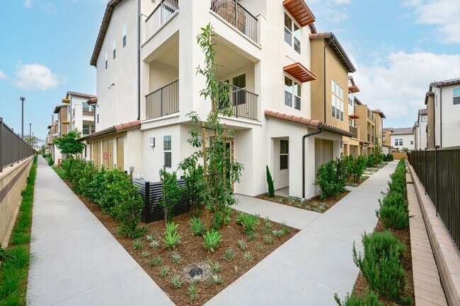 Foto del edificio - BRAND NEW 3 BEDROOM 2 BATH CONDO IN COVINA!