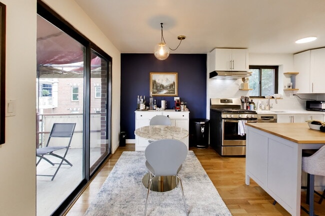 Building Photo - Top-Floor Rosslyn Condo with Georgetown Views