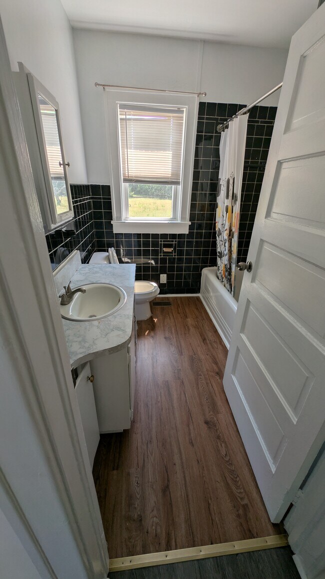 Baño completo - 402 E Mulberry St