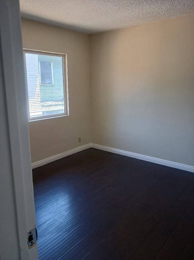 Building Photo - 609 N Oakland Ave