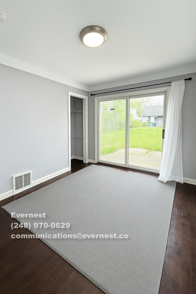 Building Photo - Charming Single Family Home with Detached Garage and Front Porch | Pet Friendly | Available Soon!