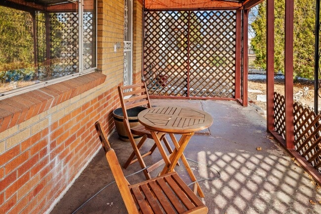 Building Photo - 1733 Lima St