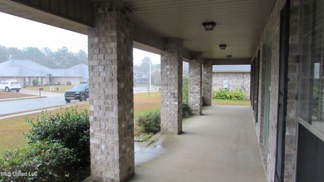 Building Photo - 14597 Bruce Cove S