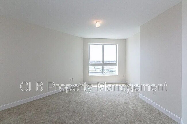 Foto del edificio - Large 2 bedroom/2 bath condo on the river