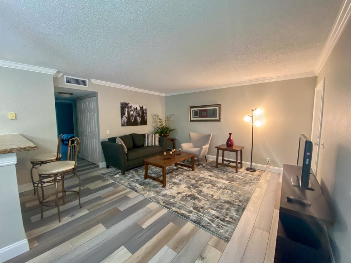 Primary Photo - 711 Forest Club Dr