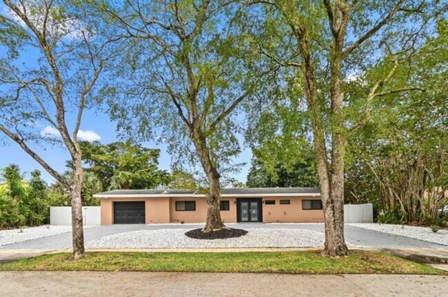 Building Photo - Stunning 4BR House in Plantation