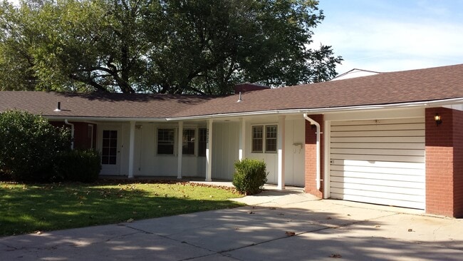 Building Photo - 5 Bedrooms, 2 Bath  House with Attached Garage