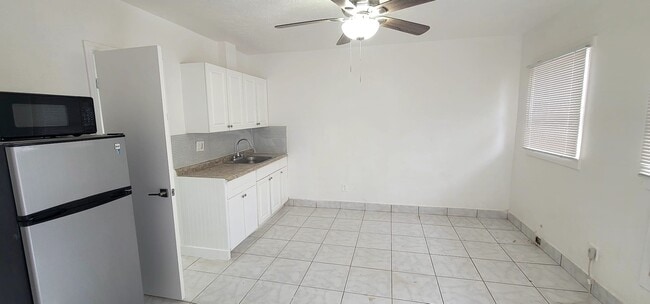 Building Photo - 403 N 19th Ave