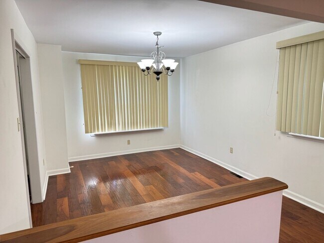 Building Photo - Beautiful 3-Bed/2.5-Bath Townhome in Aston...