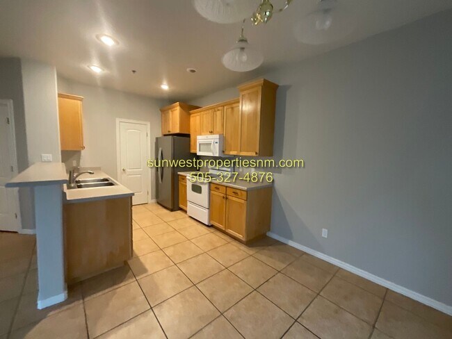 Foto del edificio - 3 Bedroom, 3 Bath, 2 Car Garage with Fenced Backyard Townhouse