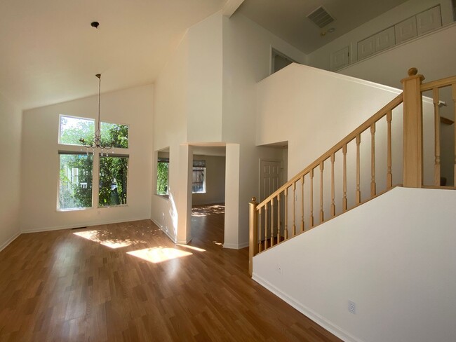 Building Photo - Beautiful 3-Bedroom, 3-Bathroom Home in Ca...