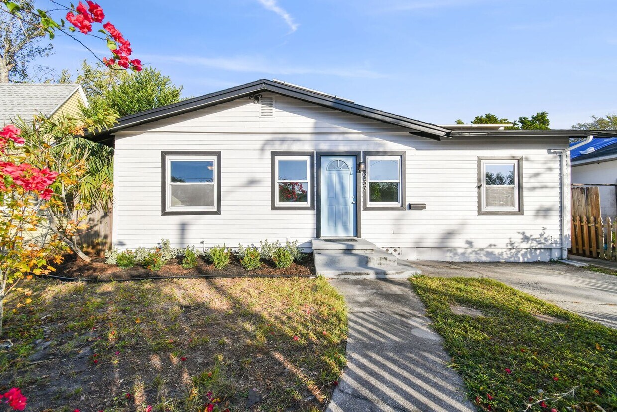 Primary Photo - Charming 3 bed 2 bath North Kenwood home w...