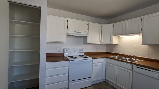 Building Photo - 3450 Cochran Dr