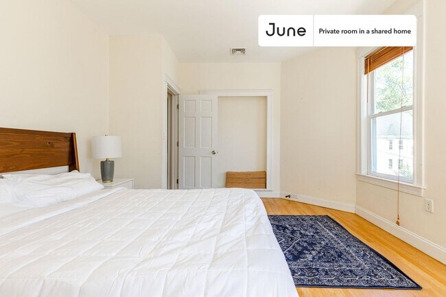 Building Photo - Private bedroom in 4 bed/1 bath Home