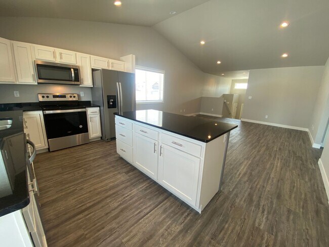 Building Photo - Bi-Level, New Development 3 bdrm/2 ba - MO...