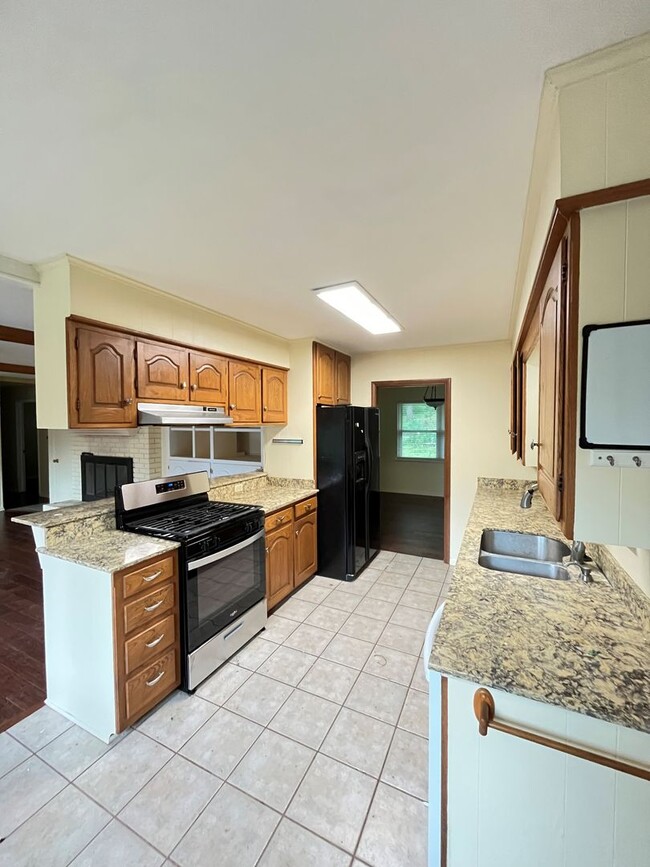 Building Photo - 3 bedroom 2 bath home, all appliances, fen...