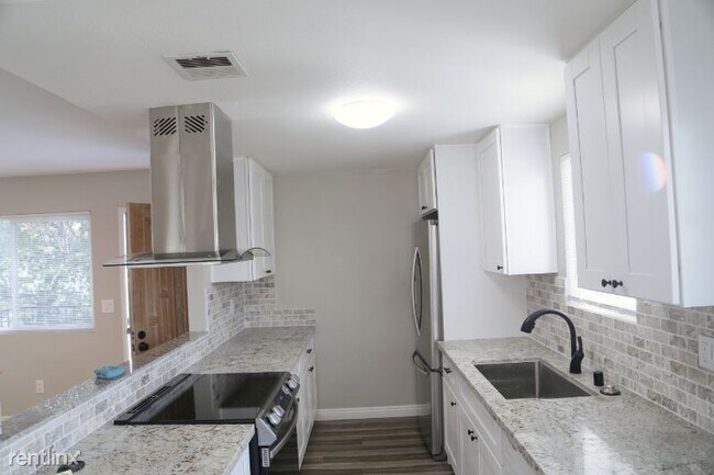 Building Photo - 2 br, 1 bath Condo - 9919 Mission Gorge Rd