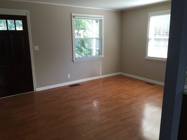Building Photo - Charming Nashville Cottage!