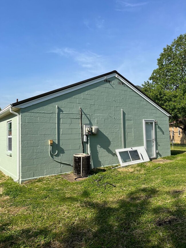 Building Photo - Renovated Cottage!