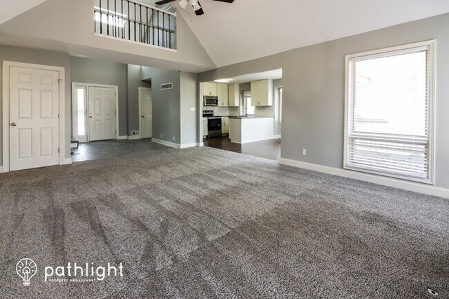 Building Photo - 3915 SW Hidden Cove Circle, Lee'S Summit, ...