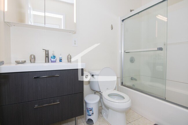 Foto del edificio - Nicely updated 4 bed for September!