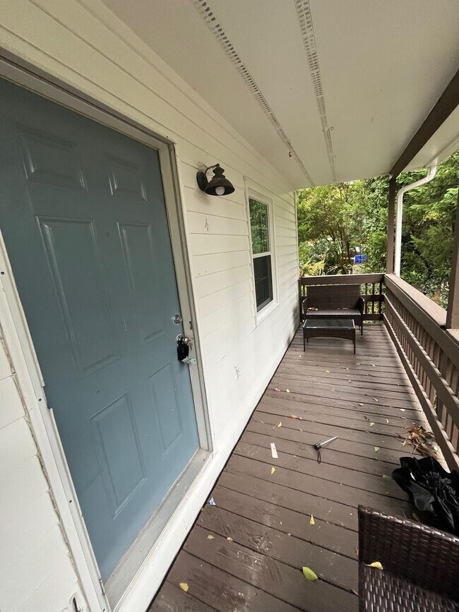 Building Photo - Live near UNC in a historic home in this spacious studio apartment!