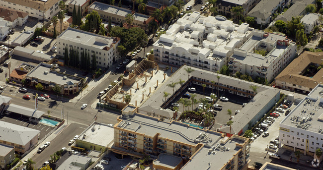 Foto aérea - 5400 Hollywood Family Apartments