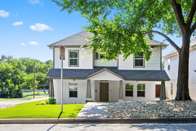 Building Photo - * MOVE IN SUMMER 07/03/2027 * 6 Bed 4 Bath Home, Walk to TCU Light Housekeeping Included