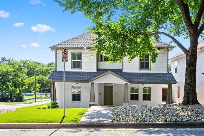 Building Photo - * MOVE IN SUMMER 6/20/2027 * 6 Bed 4 Bath ...
