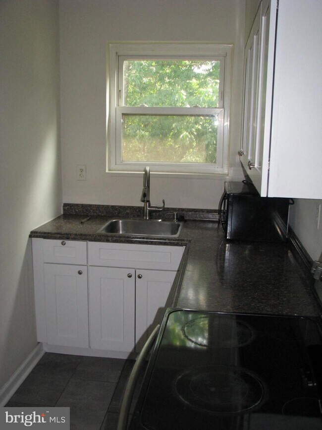Building Photo - 3045 Patrick Henry Dr