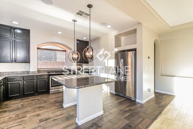 Building Photo - Stunning 4 Bedroom 3.5 Bath !