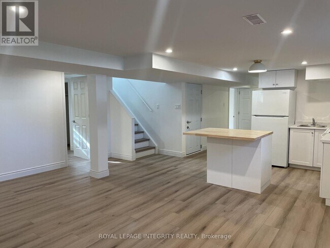 Building Photo - 32 Uxbridge Crescent