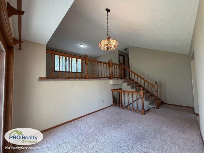 Foto del edificio - 5642 Royal Oaks Dr